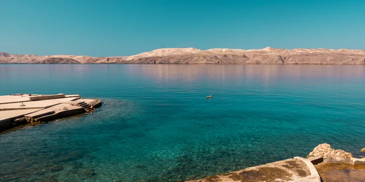 Chorvátsko: obľúbený hotel s bazénom priamo pri pláži, plná penzia a množstvo aktivít, 2 deti zadarmo