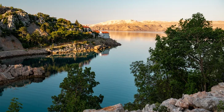 Chorvátsko: obľúbený hotel s bazénom priamo pri pláži, plná penzia a množstvo aktivít, 2 deti zadarmo