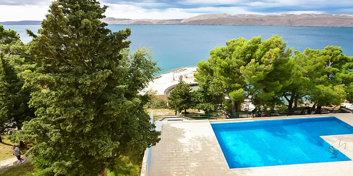 Chorvátsko: obľúbený hotel s bazénom priamo pri pláži, plná penzia a množstvo aktivít, 2 deti zadarmo