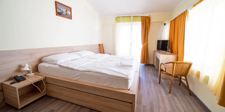 Chorvátsko: obľúbený hotel s bazénom priamo pri pláži, plná penzia a množstvo aktivít, 2 deti zadarmo