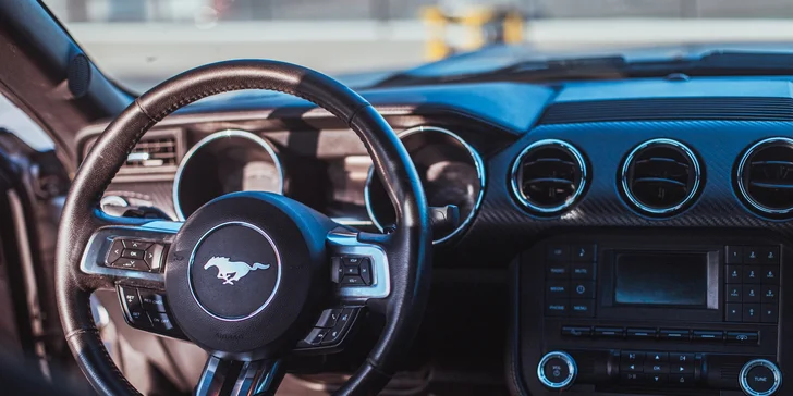 Jazda vo FORD MUSTANG GT 3.7 ako vodič alebo spolujazdec na 15 - 60 minút vrátane pohonných hmôt