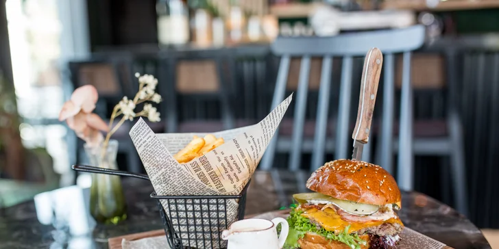 Ochutnajte originálny Chilai burger s hranolčekmi, omáčkou a nápojom