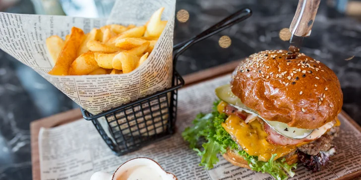 Ochutnajte originálny Chilai burger s hranolčekmi, omáčkou a nápojom