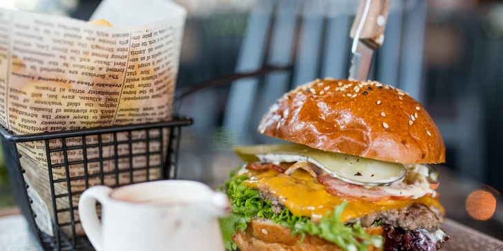 Ochutnajte originálny Chilai burger s hranolčekmi, omáčkou a nápojom