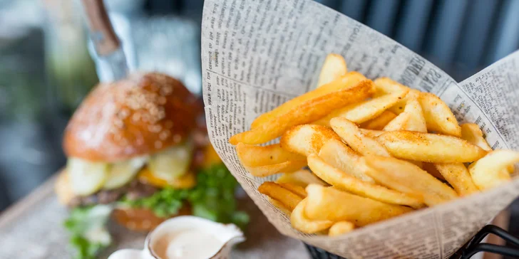 Ochutnajte originálny Chilai burger s hranolčekmi, omáčkou a nápojom