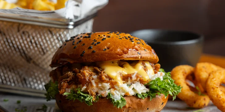 Pulled Pork burger s prílohami alebo hotdog s klobáskou a hranolčekmi v Pizzeria California