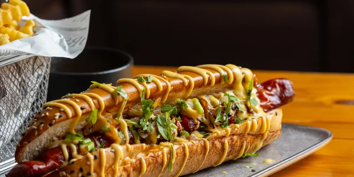 Pulled Pork burger s prílohami alebo hotdog s klobáskou a hranolčekmi v Pizzeria California