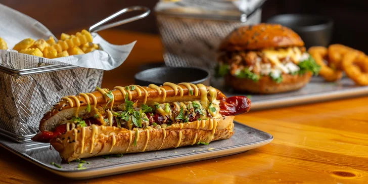 Pulled Pork burger s prílohami alebo hotdog s klobáskou a hranolčekmi v Pizzeria California