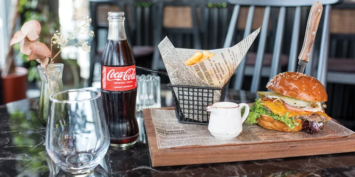 Ochutnajte originálny Chilai burger s hranolčekmi, omáčkou a nápojom