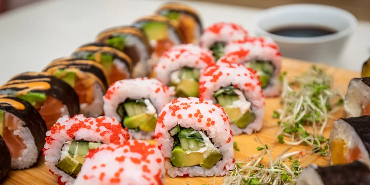 Špeciálny silvestrovský sushi set, 40 kúskov a fľaša sektu