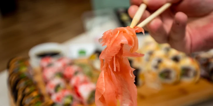 Špeciálny silvestrovský sushi set, 40 kúskov a fľaša sektu