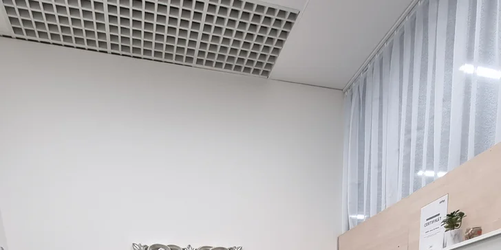 Hĺbkové čistenie pleti alebo relaxačná masáž a peeling v salóne Estém