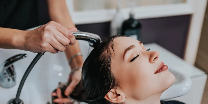Strih pre dámy vrátane stylingu alebo účinná rekonštrukčná kúra
