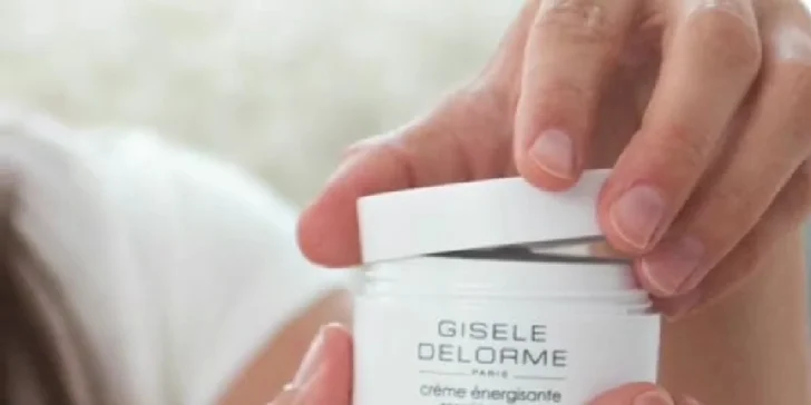 Hĺbkové čistenie pleti, peeling alebo masáž tváre v salóne Estem