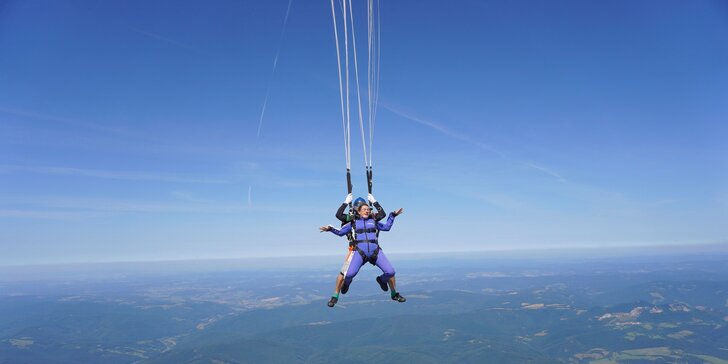 Skočte si po zážitok na celý život: tandemový zoskok z lietadla