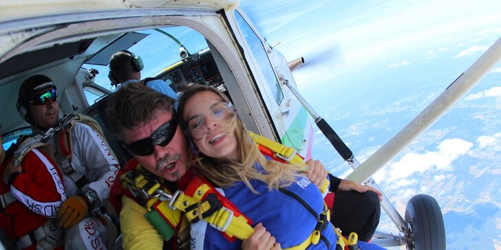Skočte si po zážitok na celý život: tandemový zoskok z lietadla