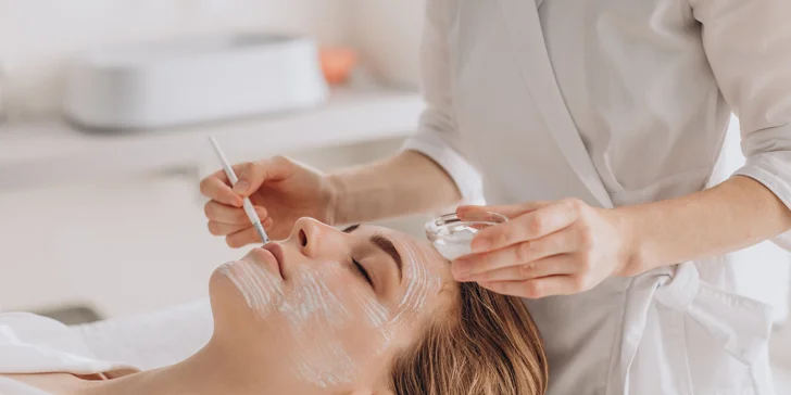 Letný relaxačný rituál s liftingovým efektom, omladzujúce ošetrenie alebo luxusný balíček krásy