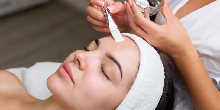 Hĺbkové čistenie pleti, peeling alebo masáž tváre v salóne Estem