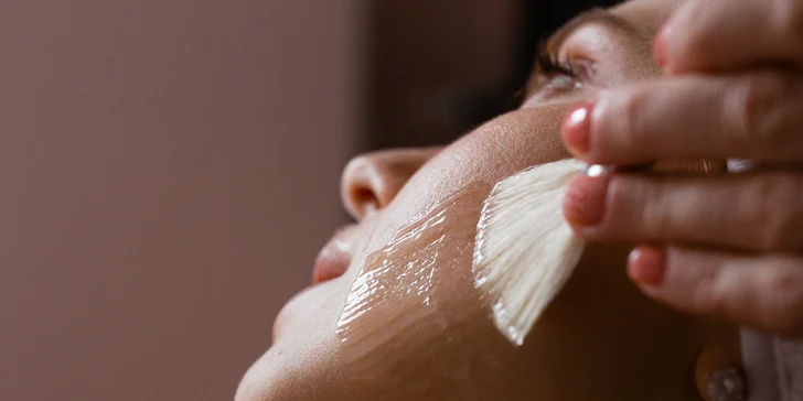 Kozmetické ošetrenia: Hĺbkové čistenie pleti, úprava obočia, chemický peeling, laminácia obočia alebo lash lift