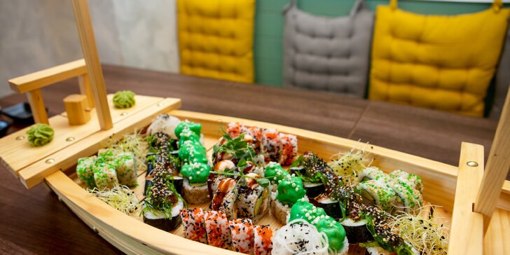 Veľký sushi set servírovaný na podnose v tvare lodi pre 3-4 osoby