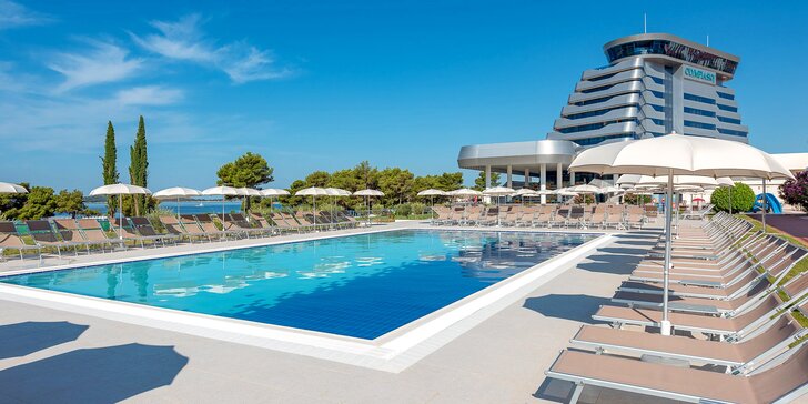 Dovolenka s raňajkami či polpenziou v chorvátskych Vodiciach: ubytovanie 300 m od pláže, vnútorný a vonkajší bazén