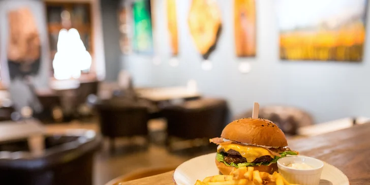 Hovädzí burger s hranolčekmi, omáčkou a tvorivým prekvapením