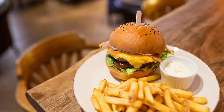 Hovädzí burger s hranolčekmi, omáčkou a tvorivým prekvapením
