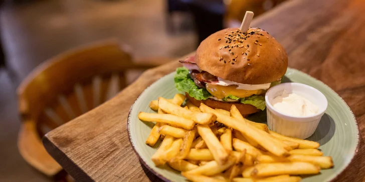 Hovädzí burger s hranolčekmi, omáčkou a tvorivým prekvapením