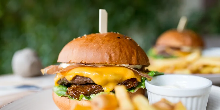 Hovädzí burger s hranolčekmi, omáčkou a tvorivým prekvapením