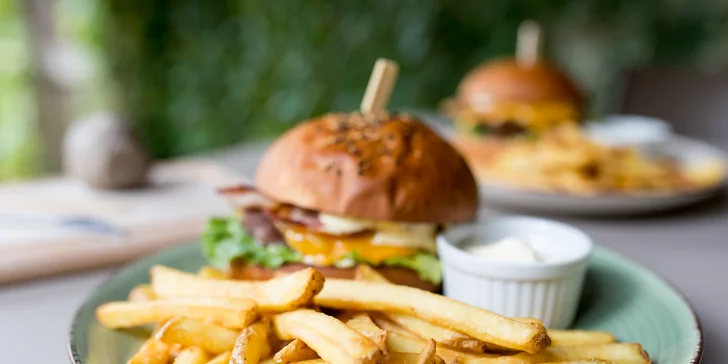 Hovädzí burger s hranolčekmi, omáčkou a tvorivým prekvapením