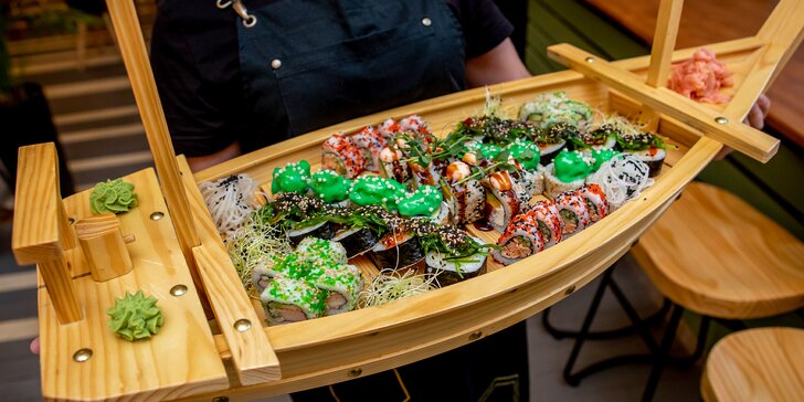 Veľký sushi set servírovaný na podnose v tvare lodi pre 3-4 osoby