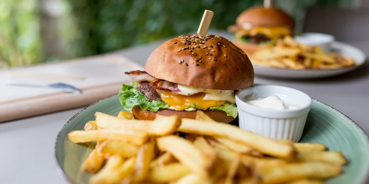 Hovädzí burger s hranolčekmi, omáčkou a tvorivým prekvapením