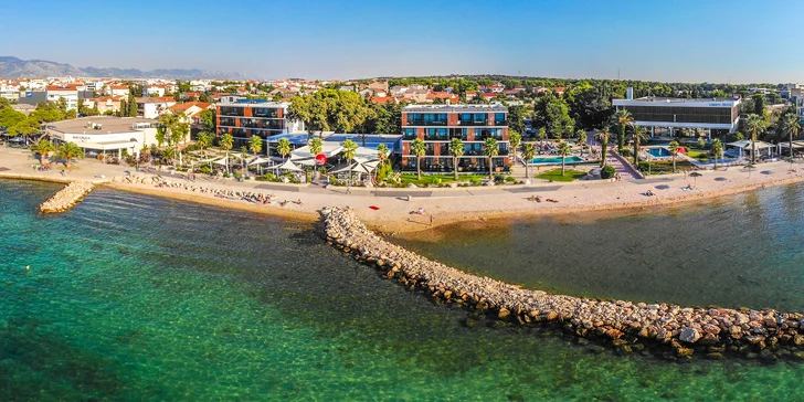 Dovolenka s polpenziou na chorvátskom ostrove Pag: hotel s luxusnými izbami priamo pri kamienkovej pláži