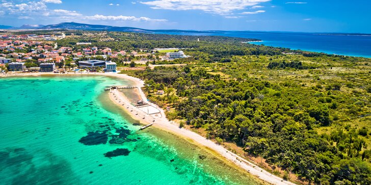 Dovolenka na chorvátskom ostrove Pag: hotel priamo na pláži pri kolonáde, polpenzia