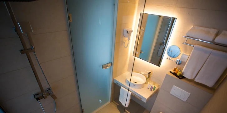 Dovolenka s polpenziou na chorvátskom ostrove Pag: hotel s luxusnými izbami priamo pri kamienkovej pláži
