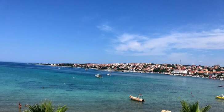 Dovolenka s polpenziou na chorvátskom ostrove Pag: hotel s luxusnými izbami priamo pri kamienkovej pláži