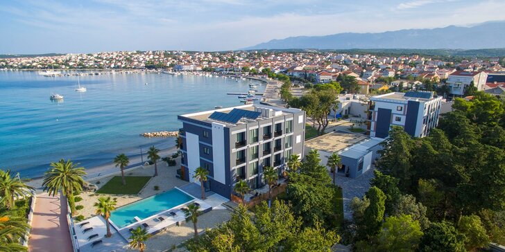 Dovolenka s polpenziou na chorvátskom ostrove Pag: hotel s luxusnými izbami priamo pri kamienkovej pláži