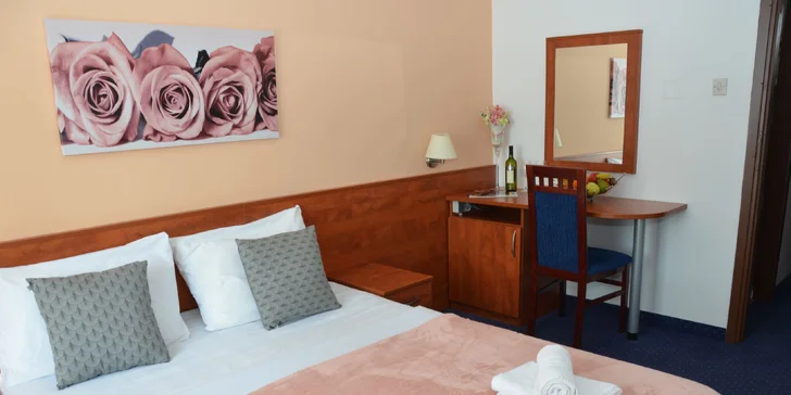 Dovolenka na chorvátskom ostrove Pag: hotel priamo na pláži pri kolonáde, polpenzia
