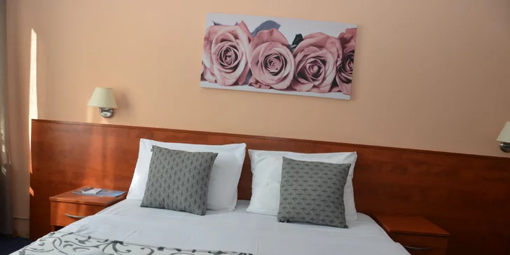 Dovolenka na chorvátskom ostrove Pag: hotel priamo na pláži pri kolonáde, polpenzia