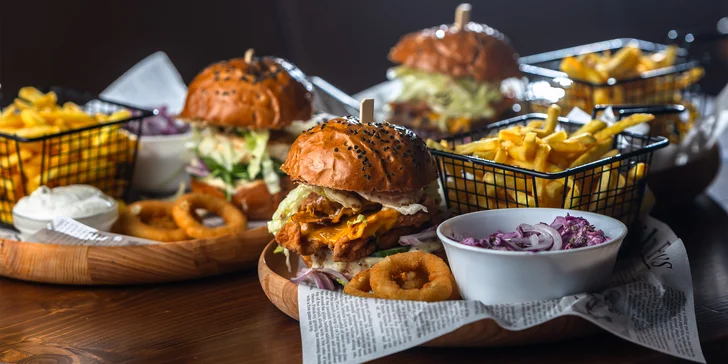 Hovädzí, chicken alebo veggie burger z La Familia Pub