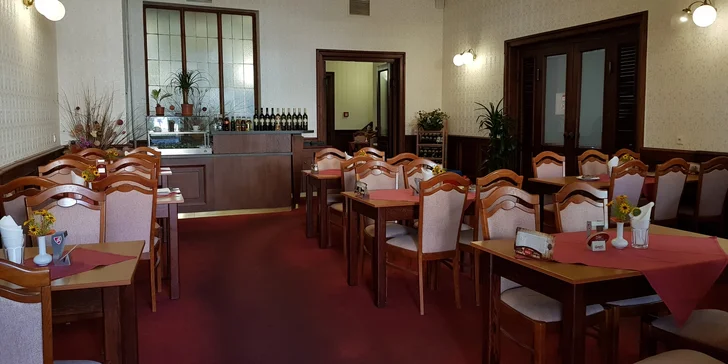 Pobyt v Telči v hoteli na námestí: všedné dni aj víkendy, polpenzia, víno aj káva
