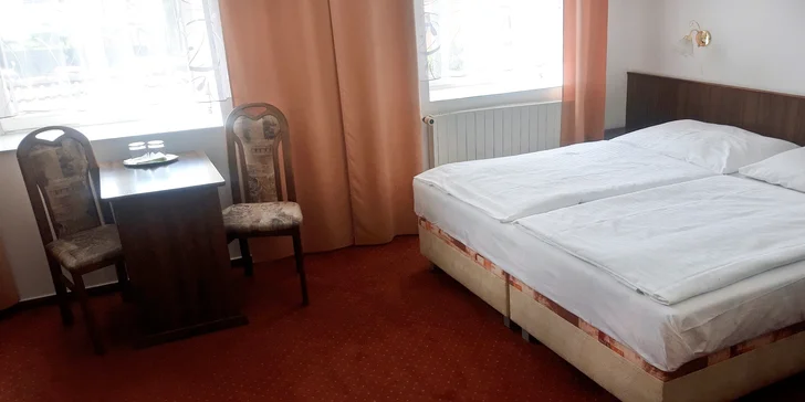 Penzión priamo v centre Luhačovíc: pobyt s raňajkami alebo polpenzia a víno