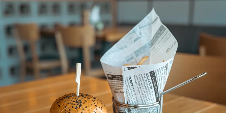 Trhané bravčové plece alebo 2 druhy naloženého burger menu s hranolčekmi a nápojom: klasický aj veggie