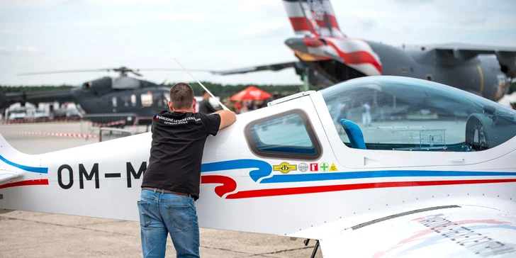 Adrenalín pod hviezdami: Nočný let nad Bratislavou lietadlom VIPER SD4 NIGHT-VFR
