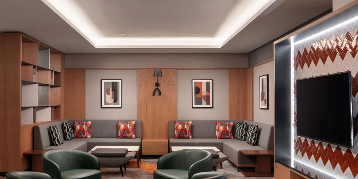 5* hotel Marriott v centre Prahy: raňajky a občerstvenie či VIP salónik, parkovanie, lístok na MHD, deti zdarma