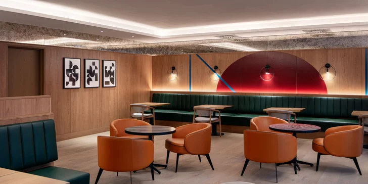 5* hotel Marriott v centre Prahy: raňajky a občerstvenie či VIP salónik, parkovanie, lístok na MHD, deti zdarma