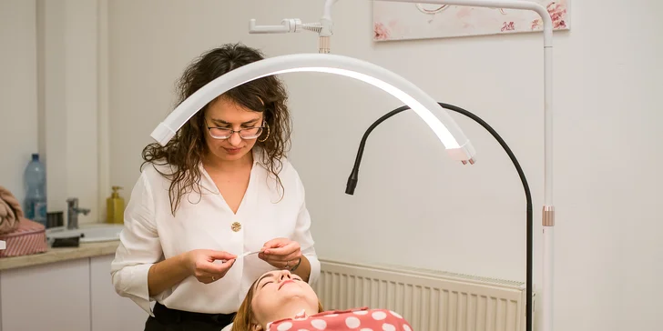 Aplikácia 1D mihalníc pomocou jedinečnej UV metódy v Jolli salóne
