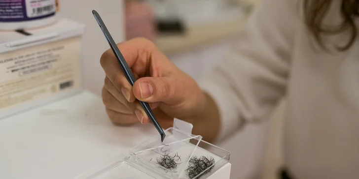 Aplikácia 1D mihalníc pomocou jedinečnej UV metódy v Jolli salóne
