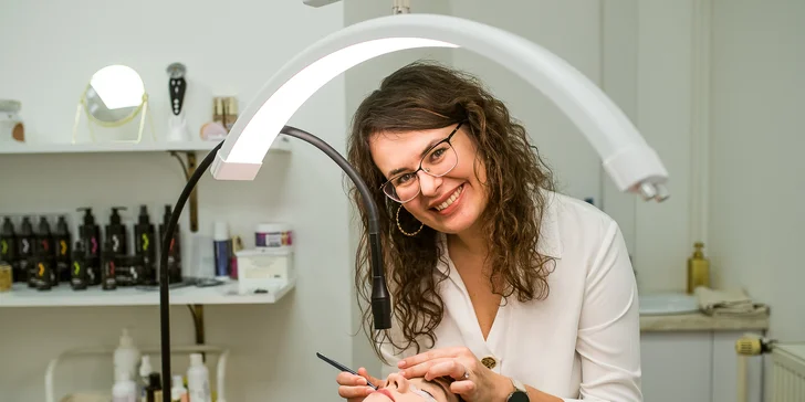 Aplikácia 1D mihalníc pomocou jedinečnej UV metódy v Jolli salóne