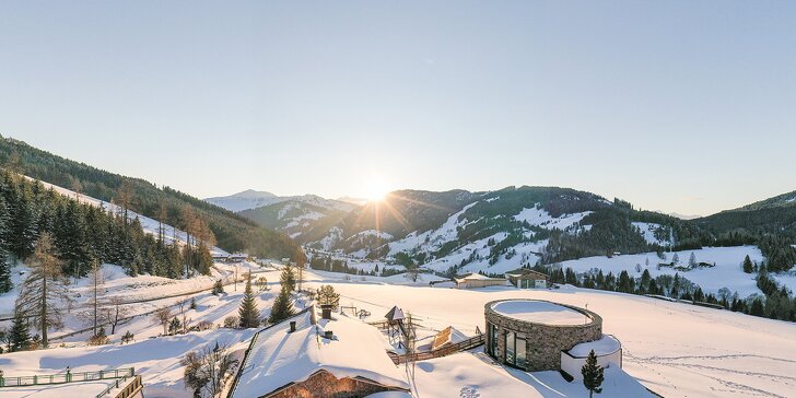 Krásny hotel v Rakúsku: polpenzia, parádny wellness, herne pre deti, zjazdovka a v lete karta výhod